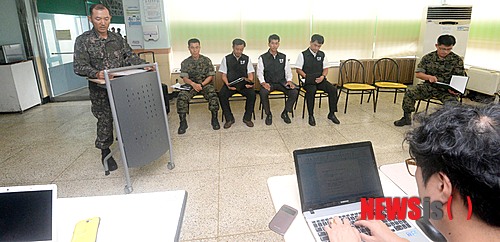 【대전=뉴시스】함형서 기자 = 지난 2일 밤 10시 40분경 충북 증평군 제13공수특전여단 예하 부대에서 포로체험 훈련을 하던 특전사 하사 2명이 숨지고 1명이 다친 가운데 3일 오전 대전 자운대 대전병원에서 군 관계자가 브리핑을 하고 있다. 2014.09.03. foodwork23@newsis.com 