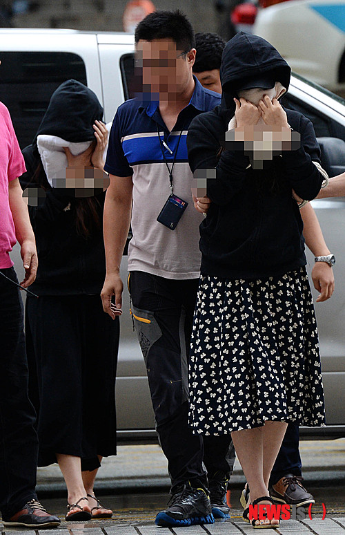 【서울=뉴시스】박문호 기자 = 배우 이병헌 협박 혐의로 구속영장이 청구된 걸그룹 글램 멤버 다희와 모델 출신 B 씨가 3일 오후 서울 서초동 서울중앙지방법원에서 열리는 영장실질심사(구속전 피의자 심문)를 받기 위해 법정으로 향하고 있다.&nbsp; 걸그룹 글램 다희와 B 씨는 올해 6월 이병헌과의 술자리에서 오간 음담패설 장면을 촬영한 휴대전화 영상 유포를 빌미로 50억 원을 요구한 혐의(공갈미수)를 받고 있다. 이들은 지난달 28일 이 씨가 경찰에 수사를 의뢰 후 나흘 만에 검거됐다. 2014.09.03.&nbsp; go2@newsis.com 