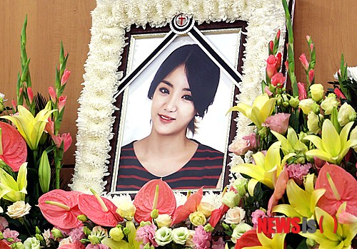 【서울=뉴시스】사진공동취재단 = 걸그룹 레이디스코드 故 은비(본명 고은비)의 빈소가 3일 오후 서울 성북구 고려대학교 안암병원 장례식장에 마련돼 있다.&nbsp; 3일 새벽 대구 스케줄 소화 후 자신들이 탄 차량이 서울로 이동하던 중, 새벽 1시 30분께 수원 지점에서 가드레일을 들이박는 사고가 났다. 이 사고로 멤버 은비가 숨졌고, 리세와 소정이 중상을 입었다. 고인의 발인은 오는 5일 오전 8시, 장지는 미정이다. 2014.09.03.&nbsp; photo@newsis.com