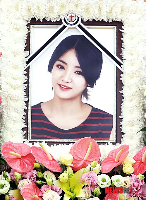 【서울=뉴시스】사진공동취재단 = 걸그룹 레이디스코드 故 은비(본명 고은비)의 빈소가 3일 오후 서울 성북구 고려대학교 안암병원 장례식장에 마련돼 있다.&nbsp; 3일 새벽 대구 스케줄 소화 후 자신들이 탄 차량이 서울로 이동하던 중, 새벽 1시 30분께 수원 지점에서 가드레일을 들이박는 사고가 났다. 이 사고로 멤버 은비가 숨졌고, 리세와 소정이 중상을 입었다. 고인의 발인은 오는 5일 오전 8시, 장지는 미정이다. 2014.09.03.&nbsp; photo@newsis.com