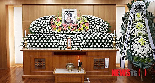 【서울=뉴시스】사진공동취재단 = 걸그룹 레이디스코드 故 은비(본명 고은비)의 빈소가 3일 오후 서울 성북구 고려대학교 안암병원 장례식장에 마련돼 있다.&nbsp; 3일 새벽 대구 스케줄 소화 후 자신들이 탄 차량이 서울로 이동하던 중, 새벽 1시 30분께 수원 지점에서 가드레일을 들이박는 사고가 났다. 이 사고로 멤버 은비가 숨졌고, 리세와 소정이 중상을 입었다. 고인의 발인은 오는 5일 오전 8시, 장지는 미정이다. 2014.09.03.&nbsp; photo@newsis.com