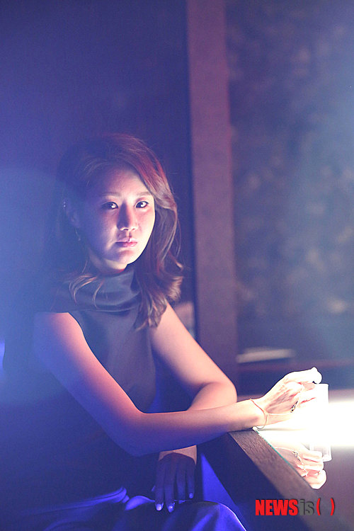 【서울=뉴시스】박영주 기자 = 배우 신은경(41)이 영화 '두 여자'(2010) 4년 만에 '설계'(감독 박창진)로 스크린 나들이에 나선다. 돈을 위해서라면 수단을 가리지 않는 잔인한 사채업계의 대모다.&nbsp; '설계'는 전화 한 통이면 수천억원이 오가는 사채업계의 거물 트리오를 소재로 한 서스펜스 누아르물이다. 온실 속의 화초처럼 자란 여자 '세희'(신은경)가 모든 걸 잃고 술집에서 일하다 사채업계의 큰손 '인호'(이기영)의 마음에 들어 사채업계 대모로 성장, 복수를 해 나가는 이야기다.&nbsp; 신은경은 어린 시절 가족과 자신을 파멸로 몰고 간 사람과 부조리한 사회에 대해 복수하는 '세희'다. 독하지 않으면 살아남을 수 없는 사채시장에서 악랄하고 악덕한 방법으로 복수를 설계한다.&nbsp; 신은경은 "시나리오를 처음에 마음 비우고 봤는데 너무 재미있어서 시간 가는 줄 몰랐다. 살면서 필요한 유치하고 고귀하지 않고 깨끗하지 못한 부분이 있지만, 인간의 삶에서 필수적이기도 하다. 잔인할 만큼 내숭 안 떨고 쓰여 있어서 좋았다. 세희라는 인물처럼 완벽한 복수가 현실에서도 가능할까 싶었다. 대리만족했다"고 털어놓았다.&nbsp; "이 영화를 통해 느낀 대리만족을 영화를 보는 모든 분이 같이 느꼈으면 좋겠다."&nbsp; 술집 촬영신을 위해 직접 체험을 했다. "세희가 어려워지는 상황에 술집을 나가게 되는 장면을 위해 서울 텐프로 술집을 가서 정말 열심히 관찰하고 연구했다. 뭔가 별날 줄 알았는데 평범한 분들이었다. 인상적이었다."&nbsp; 4년 만의 영화 복귀다. "'설계'를 통해 스크린에서 만날 기회가 많았으면 좋겠다. 자기 색깔이 명확해서 배역에 묻어나는 게 최고의 장점일 수 있겠지만 될 수 있으면 배역 색깔이 배우에게 묻어나는 사람이 되고 싶다. 물처럼 그릇에 담기면 다른 모습이 나오는 배우가 돼 궁금증을 일으키고 싶다"고 바랐다.&nbsp; 또 "계속 스크린에 도전해서 오늘과 같은 감동의 순간을 느끼고 싶다. 좋은 얘기든 아니든 많은 얘기를 할 수 있는 영화가 되고 싶다. 아쉬울 수 있지만, 최선을 다했다는 점이 부끄럽지 않다"고 애정을 드러냈다.&nbsp; 영화 '설계'는 18일 개봉한다.&nbsp; gogogirl@newsis.com