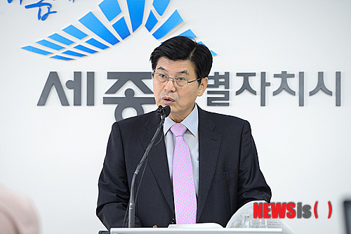 【세종=뉴시스】노왕섭 기자 = 이춘희 세종시장이 4일 시청 브리핑실에서 세종시 2기 아홉번째 정레브리핑을 개최한 가운데 장애인 콜택시 운영개선과 지역총괄계획가 도입'에 대해서 브리핑을 하고 있다. 2014.09.04.&nbsp; nws5700@newsis.com