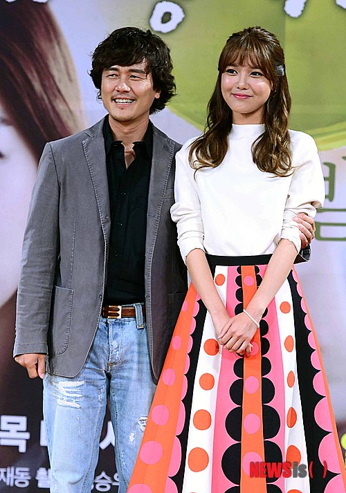 【서울=뉴시스】전신 기자 = 4일 오후 서울 상암동 MBC 신사옥에서 열린 드라마 '내 생애 봄날' 제작발표회에서 배우 감우성과 최수영(소녀시대)이 포즈를 취하고 있다. 2014.09.04.&nbsp; photo1006@newsis.com