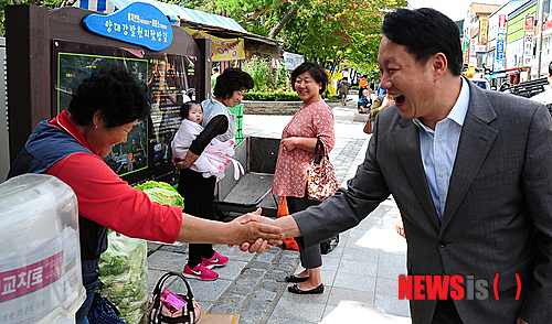 【태백=뉴시스】홍춘봉 기자 = 김연식 강원 태백시장은 4일 오후 재래시장인 황지자유시장 인근 황지연못을 찾아 상인과 반갑게 인사를 나누며 환담하는 민생탐방 시간을 갖고 있다. 2014.09.04. (사진=태백시 제공)&nbsp; photo@newsis.com