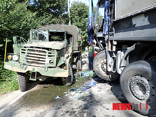 【양주=뉴시스】이종구 기자 = 4일 오후 3시 20분께 경기도 양주시 백석읍 홍죽리의 한 도로에서 허모씨가 몰고 가던 25.5t 덤프트럭과 반대편 차선에서 마주 오던 육군 모 부대 소속 트럭을 충돌해 19명이 부상했다. 119와 군 관계자들이 사고 현장을 수습하고 있다. 2014.09.04. (사진=경기경찰청 2청 제공)&nbsp; leejg@newsis.com 