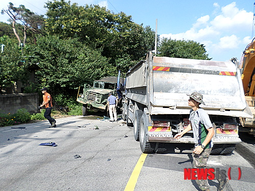 【양주=뉴시스】이종구 기자 = 4일 오후 3시 20분께 경기도 양주시 백석읍 홍죽리의 한 도로에서 허모씨가 몰고 가던 25.5t 덤프트럭과 반대편 차선에서 마주 오던 육군 모 부대 트럭이 충돌해 19명이 부상했다. 119와 군 관계자들이 사고현장을 수습하고 있다. 2014.09.04. (사진=경기경찰청 2청 제공)&nbsp; leejg@newsis.com 