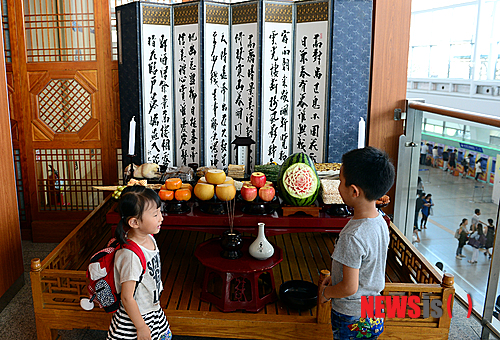 【서울=뉴시스】조성봉 기자 = 추석 귀성이 시작된 5일 오후 서울 중구 서울역 오픈콘서트홀에서 열린 '한가위 큰잔치' 행사에서 어린이들이 차례상을 구경하고 하고 있다. 2014.09.05.&nbsp; suncho21@newsis.com