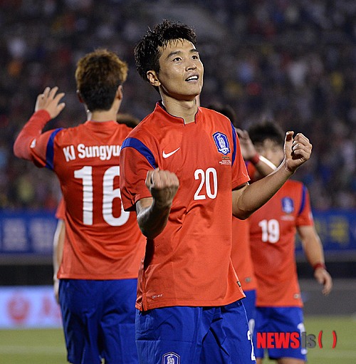 【부천=뉴시스】김인철 기자 = 5일 오후 경기 부천종합운동장에서 열린 축구 국가대표팀 대한민국과 베네수엘라의 평가전에서 후반 17분 한국 이동국이 두번째 골을 넣고 환호하고 있다. 2014.09.05.&nbsp;&nbsp; yatoya@newsis.com