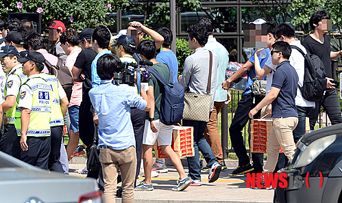 【서울=뉴시스】서재훈 기자 = 한가위 연휴 시작인 6일 오후 세월호특별법을 촉구하는 시민들의 단식농성장이 있는 서울 광화문광장에서 일간베스트 회원들과 자유대학생연합 소속 대학생들이 식사를 하는 '퍼포먼스'를 벌이기 위해 광장 안으로 들어오려다 경찰들의 제지로 교보문고 앞 인도로 이동하고 있다. 2014.09.06.&nbsp; jhseo@nesis.com