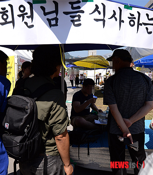 【서울=뉴시스】서재훈 기자 = 한가위 연휴 시작인 6일 오후 세월호특별법을 촉구하는 시민들의 단식농성장이 있는 서울 광화문광장에서 일간베스트 일부 회원과 자유대학생연합 소속 대학생들이 식사를 하는 '퍼포먼스'를 벌이고 있다.&nbsp; 이 식사하는 장소를 마련한 세월호 참사 국민대책회의는 이와 관련해 지난 5일 성명을 내고 "오셔서 마음껏 먹어라. 여러분들을 위해서 식탁도 마련하겠다"면서 "그 식탁에서 음식을 드시면서 여러분들의 행사가 과연 어떤 의미인지 진지하게 성찰해보시기를 요청한다"고 밝혔다. 2014.09.06.&nbsp; jhseo@nesis.com