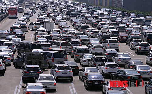 【성남=뉴시스】김인철 기자 = 민족대명절 추석 일인 8일 오후 경기 성남 분당구 궁내동 서울톨게이트로 귀경차량들이 들어서고 있다. 2014.09.08.&nbsp; yatoya@newsis.com