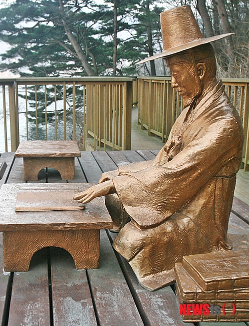  【증평=뉴시스】강신욱 기자 = 충북 증평군 증평읍 율리 삼기저수지 변에는 독서광인 백곡 김득신의 모습을 조성한 김득신 쉼투가 자리하고 있다. 2014.09.08.&nbsp; ksw64@newsis.com&nbsp;&nbsp; 