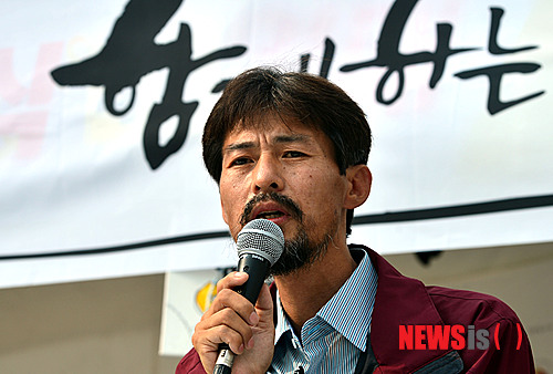 【서울=뉴시스】박동욱 기자 = 추석 명절인 8일 오후 서울 광화문광장 농성장에서 세월호 참사 가족대책위 및 국민대책회의 주최로 열린 '국민 한가위상, 세월호 가족과 함께 음식나누기' 행사에 앞서 세월호 특별법 제정을 촉구하며 46일 동안 단식농성을 했던 '유민 아빠' 김영오 씨가 인사말을 하고 있다. 2014.09.08.&nbsp; fufus@newsis.com 