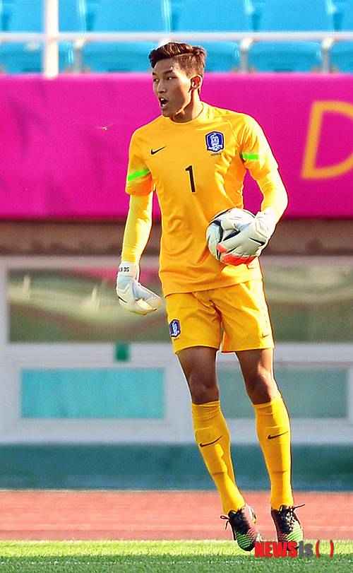 【안산=뉴시스】강진형 기자 = 10일 오후 경기도 안산시 단원구 안산 와스타디움에서 열린 인천아시안게임 대한민국 축구대표팀과 아랍에미리트(UAE) 축구대표팀 연습경기에서 대한민국 김승규 골키퍼가 골킥 준비를 하고 있다. 2014.09.10.&nbsp;&nbsp; marymero@newsis.com