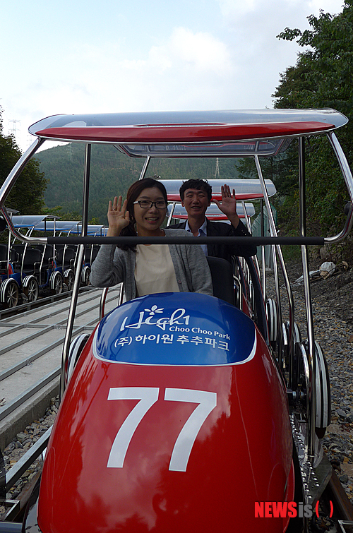 【삼척=뉴시스】홍춘봉 기자= 강원 삼척시 도계읍 하이원추추파크의 인기 체험 열차인 '레일 코스터'가 지난 10일 시험가동에 위해 탑승한 직원들이 손을 흔들며 즐거운 표정을 짓고 있다. 2014.09.10.&nbsp;&nbsp; casinohong@newsis.com 