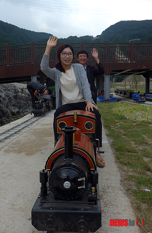 【삼척=뉴시스】홍춘봉 기자= 강원 삼척시 도계읍에 들어선 하이원추추파크 리조트의 초미니 열차인 '미니 트레인'에 시승한 시민들이 즐거운 표정을 짓고 있다. 2014.09.10.&nbsp; casinohong@newsis.com 