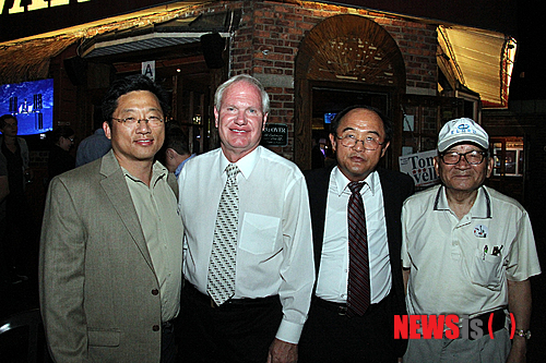 【뉴욕=뉴시스】노창현 특파원 = 뉴욕주 ·한인 첫 상원의원에 도전한 정승진 후보가 백인후보에 분루를 삼켰다. 정승진 후보는 주상원 16지구 민주당 예비선거에서 42%의 득표율로 58%를 획득한 현역의원 토비 앤 스타비스키 후보에게 아쉬운 패배를 안았다. 이 지역은 민주당의 아성이어서 예비선거 승리자가 사실상 본선거 승리로 이어지는 곳이다. 주상원 11지구의 친한파 의원 토니 아벨라 후보(52%)는 역시 한인사회에 강력한 어필을 하고 있는 중국계 존 리우 후보(48%)에 신승했다. 사진은 한인지지자들과 함께 한 토니 아벨라 의원. 2014.09.10. <사진=교회일보 제공>&nbsp; robin@newsis.com 