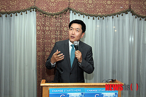 【뉴욕=뉴시스】노창현 특파원 = 뉴욕주 ·한인 첫 상원의원에 도전한 정승진 후보가 백인후보에 분루를 삼켰다. 정승진 후보는 주상원 16지구 민주당 예비선거에서 42%의 득표율로 58%를 획득한 현역의원 토비 앤 스타비스키 후보에게 아쉬운 패배를 안았다. 이 지역은 민주당의 아성이어서 예비선거 승리자가 사실상 본선거 승리로 이어지는 곳이다. 주상원 11지구의 친한파 의원 토니 아벨라 후보(52%)는 역시 한인사회에 강력한 어필을 하고 있는 중국계 존 리우 후보(48%)에 신승했다. 정승진후보가 패배를 인정하며 감사의 인사를 하고 있다. 2014.09.10. <사진=교회일보 제공>&nbsp; robin@newsis.com 