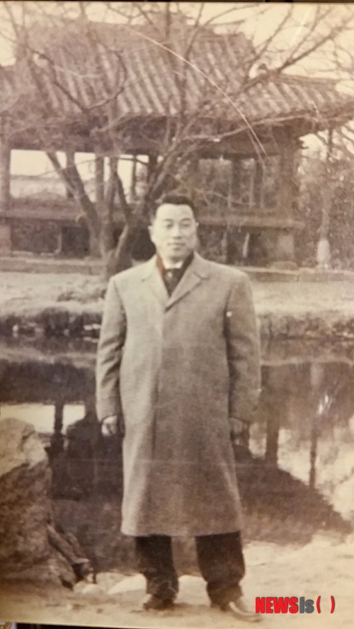 【뉴욕=뉴시스】노창현 특파원 = 미주한인 여성이 현대기아자동차 정몽구 회장에게 역사 바로잡기를 요청하는 서한을 띄운 사실이 10일 알려져 화제가 되고 있다. 뉴욕한인학부모협회 최윤희 회장은 정몽구 회장에게 “울산 현대중공업 전시실과 울산 박물관에서 현대의 포니가 최초의 국산자동차라거나, 국내 최초 고유모델이라고 전시하는 것은 사실이 아니며 한국의 자동차 역사를 왜곡하는 것이므로 시정을 요구한다”고 밝혔다. 최 회장은 1955년 한국 최초로 생산된 시발(始發) 자동차를 개발한 최순성 회장의 차녀이다. 시발자동차는 한국전쟁의 폐허 속에 있던 1955년 8월 최무성, 혜성, 순성 3형제가 개발한 것으로 주요 부품을 미군 차량에서 가져왔지만 실린더 헤드 등 엔진 부품을 한국 기술자가 공작기계로 깎아 만드는 등 국산화율이 50%가 넘어 국산차의 원조로 평가받고 있다. 사진은 최순성 회장. 2014.09.10. <사진=최윤희 회장 제공>&nbsp; robin@newsis.com