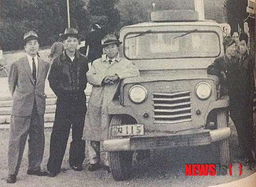 【뉴욕=뉴시스】노창현 특파원 = 미주한인 여성이 현대기아자동차 정몽구 회장에게 역사 바로잡기를 요청하는 서한을 띄운 사실이 10일 알려져 화제가 되고 있다. 뉴욕한인학부모협회 최윤희 회장은 정몽구 회장에게 “울산 현대중공업 전시실과 울산 박물관에서 현대의 포니가 최초의 국산자동차라거나, 국내 최초 고유모델이라고 전시하는 것은 사실이 아니며 한국의 자동차 역사를 왜곡하는 것이므로 시정을 요구한다”고 밝혔다. 최 회장은 1955년 한국 최초로 생산된 시발(始發) 자동차를 개발한 최순성 회장의 차녀이다. 시발자동차는 한국전쟁의 폐허 속에 있던 1955년 8월 최무성, 혜성, 순성 3형제가 개발한 것으로 주요 부품을 미군 차량에서 가져왔지만 실린더 헤드 등 엔진 부품을 한국 기술자가 공작기계로 깎아 만드는 등 국산화율이 50%가 넘어 국산차의 원조로 평가받고 있다. 사진은 최순성 회장(왼쪽 세 번째)과 관계자들이 시발자동차 앞에서 포즈를 취한 모습. 2014.09.10. <사진=최윤희 회장 제공>&nbsp; robin@newsis.com 