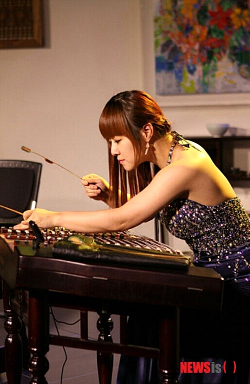 【서울=뉴시스】김태은 문화전문기자 = 젊은 양금 명인 윤은화(31)가 중국에서 교수가 됐다. 현지 중점대학 100곳 가운데 하나인 옌볜대학이 양금 연주자 윤은화를 예술학원 객좌교수로 임명했다.    tekim@newsis.com    