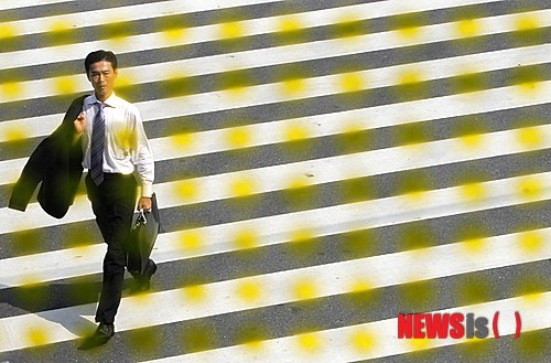 【서울=뉴시스】윤순숙의 '성공투자 대특강' <10>&nbsp; '직장인이 직장 업무에 충실하면서 주식으로 수익을 내는 방법은 존재하는가?'&nbsp;&nbsp; 현재 한국 주식 시장의 개인 투자자는 약 500만 명으로 추정된다. 이 가운데 과반수가 직장인이다. 직장인 주식 투자자가 많은 것은 사실 자연스러운 현상이다.&nbsp; 