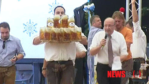 【서울=뉴시스】9일(현지시간) 독일의 한 남성이 '맥주잔 많이 나르기'로 세계 신기록을 세워 기네스북에 이름을 올렸다. BBC뉴스에 따르면 기네스북은 이날 올리버 스트럼플이 1ℓ 크기의 맥주를 가득 채운 맥주잔 27개를 양손에 들고 40m 거리를 걸어 세계 신기록을 세웠다고 발표했다.(사진= BBC)