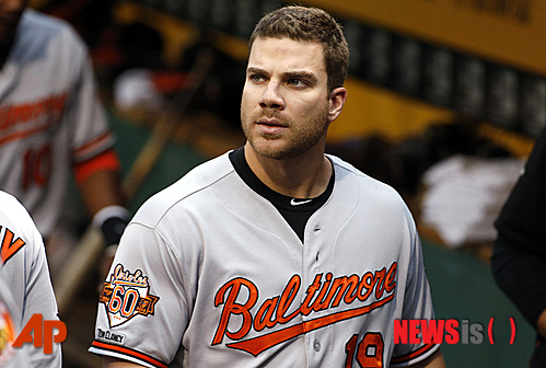 【피츠버그=AP/뉴시스】AP통신과 메이저리그 공식 홈페이지 MLB.com에 따르면 메이저리그 사무국은 13일(한국시간) 크리스 데이비스(28·볼티모어 오리올스)가 금지약물인 암페타민에 양성반응을 보여 25경기 출전정지 징계를 내렸다고 발표했다. 사진은 지난 5월21일 피츠버그 파이어리츠와의 원정경기에서 더그아웃에 있는 데이비스의 모습.