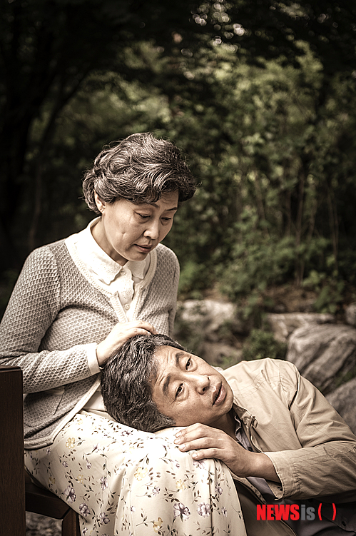 【서울=뉴시스】연극 '먼데서 오는 여자' 