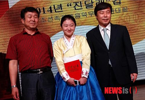 【옌볜=뉴시스】대상수상자 주귀화(가운데), 개량 단소