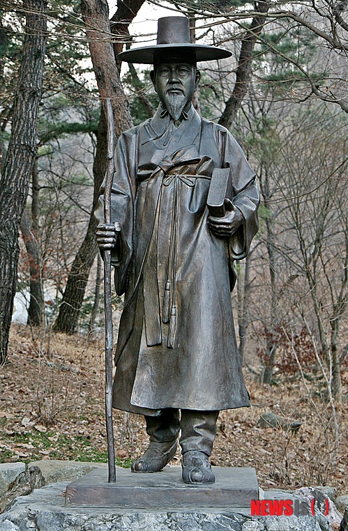  【진천=뉴시스】강신욱 기자 = 한국 천주교의 첫 번째 신학생이자 두 번째 신부인 최양업 토마스 신부의 시복·시성을 기원하는 천주교 청주교구 평신도 도보 성지순례가 27일 열린다. 사진은 진천 배티순교성지의 최 신부 동상. 2014.09.15.&nbsp;&nbsp; photo@newsis.com