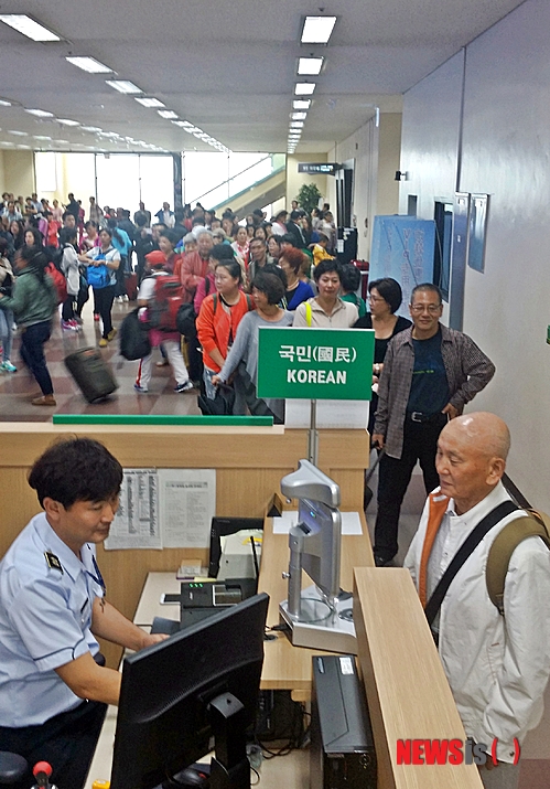 【대구=뉴시스】배준수 기자 = 중국인 단체관광객의 무비자 환승공항으로 지정돼 첫 중국인 단체관광객을 받은 15일 사천항공 3U8071편 여객기로 중국 하얼빈을 출발해 오전 대구공항에 도착한 관광객들이 입국심사장에서 줄지어 기다리고 있다. 2014.09.15. bjs@newsis.com
