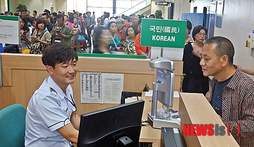 【대구=뉴시스】배준수 기자 = 중국인 단체관광객의 무비자 환승공항으로 지정돼 첫 중국인 단체관광객을 받은 15일 오전 사천항공 3U8071편 여객기로 중국 하얼빈을 출발해 오전 대구공항에 도착한 관광객들이 입국심사장에서 불법체류 여부 등을 확인하는 지문 및 얼굴 인식 확인을 받기 위해 줄지어 기다리고 있다. 2014.09.15. bjs@newsis.com