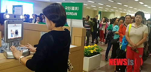 【대구=뉴시스】배준수 기자 = 중국인 단체관광객의 무비자 환승공항으로 지정돼 첫 중국인 단체관광객을 받은 15일 오전 사천항공 3U8071편 여객기로 중국 하얼빈을 출발해 오전 9시35분에 대구공항에 도착한 관광객들이 입국심사장에서 불법체류 여부 등을 확인하는 지문 및 얼굴 인식 확인을 받기 위해 줄지어 기다리고 있다. 2014.09.15. bjs@newsis.com
