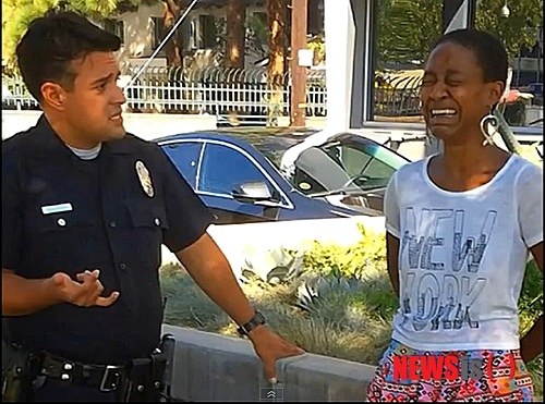 【서울=뉴시스】미국 로스앤젤레스 경찰이 길거리에서 자신의 남자친구에게 키스를 했다는 이유로 흑인 여배우를 매춘부로 오인 체포해 파문이 일고 있다. 영화 '분노의 추적자' 등에 출연했던 흑인 여배우인 다니엘레 왓츠는 최근 로스앤젤레스 스튜디오시티 길거리에서 남자친구 브라이언 제임스 루카스에게 키스를 했다가 이를 지켜보던 두 명의 경찰관에게 매춘을 하고 있는 것으로 오해를 받아 수갑이 채워진 채 연행됐다고 인디펜던트 등 언론이 14일 전했다. 그녀가 자신의 페이스북에 올린 동영상을 캡쳐한 사진으로 왓츠는 수갑이 채워진 채 울면서 경찰과 언쟁을 벌이고 있다.(사진출처: 유튜브 캡쳐) 2014.09.15 