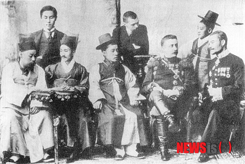 【서울=뉴시스】1896년 5월25일 모스크바. 앞줄 왼쪽부터 김득련, 윤치호, 민영환