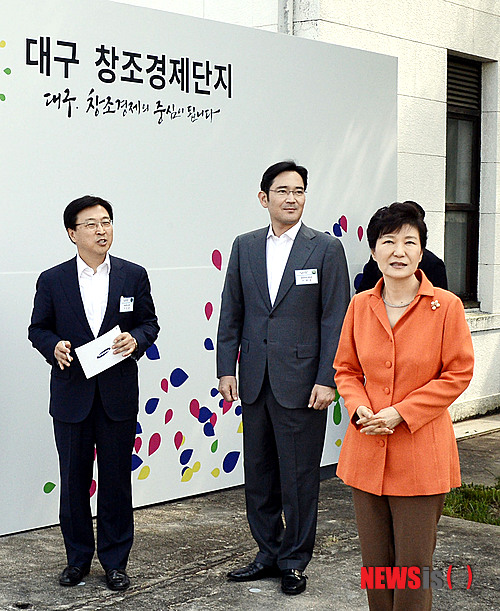 【대구=뉴시스】홍찬선 기자 = 대구를 방문한 박근혜 대통령과 이재용 삼성전자 부회장이 15일 오후 대구 북구 창조경제단지 예정부지(옛 제일모직)를 방문해 이인용 삼성전자 사장의 설명을 경청하고 있다. 2014.09.15. mania@newsis.com