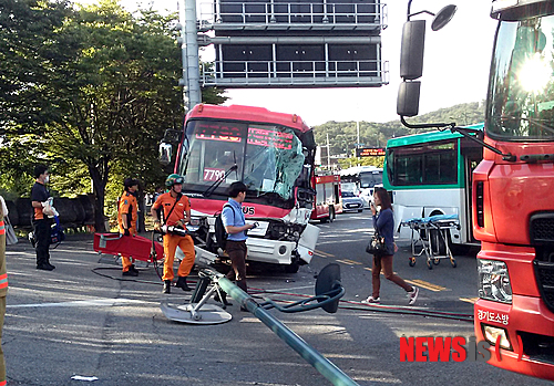 【의왕=뉴시스】이종일 기자 = 16일 오전 7시34분께 경기 의왕시 왕곡동 SK주유소 앞 경수대로에서 수원에서 안양방향으로 가던 7790번 광역버스가 301번 시내버스를 들이받아 운전자와 승객 등 65명이 다쳤다. 2014.09.16. (사진 = 경기도소방재난본부 제공)&nbsp; photo@newsis.com