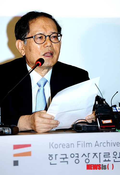 【서울=뉴시스】박문호 기자 = 이병훈 한국영상자료원 원장이 16일 오전 서울 마포구 월드컵북로 한국영상자료원 시네마테크KOFA에서 열린 일제강점기에 만들어진 한국 최초 아동영화 '수업료(최인규·방한준 감독/ 1940년작)발굴공개 시사회에서 작품의 의의와 발굴과정을 소개하고 있다.&nbsp;&nbsp; 해방 이전 극영화 보유율이 9.6%에 불과한 한국의 현실에서 결권 없이 양호한 상태로 중국전영자료관에서 입수한 35mm 필름 8롤과 일본 와세다대학 연극박물관에서 시나리오를 발굴된 이 작품은 현존하는 6번째로 오래된 극영화로 최초의 한국 아동영화라는 영화사적 가치를 지닌 이 작품은 오는 10월 25일과 30일 상암동 시네마테크 KOFA에서 일반에 공개된다. 2014.09.16.&nbsp; go2@newsis.com 