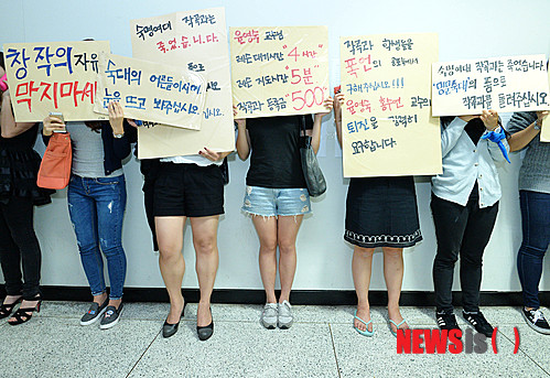 【서울=뉴시스】박문호 기자 = 숙명여대 졸업생과 재학생에 폭언과 여성비하 논란으로 해임 압력을 받고 있는 윤영숙, 홍수연 지도 교수가 16일 오후 서울 용산구 청파로 숙명여자대학교 음악대학 교수 연구실에서 입장발표 기자회견을 하는 가운데 입구 앞에서 학생들이 두 교수의 퇴진을 요구하는 피켓을 들고 서 있다.&nbsp; 숙명여자대학교 작곡과 재학생과 졸업생으로 구성된 비상대책위원회는 두 교수로부터 학생들에게 불합리한 행동과 폭언, 여성비하 등을 당했다며 지난 15일 기자회견을 열고 학교측에 해임을 촉구했다. 2014.09.16.&nbsp; go2@newsis.com 