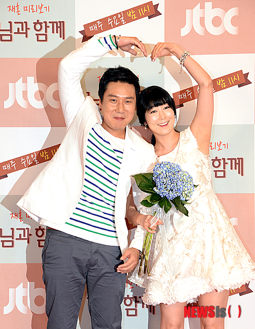 【서울=뉴시스】조수정 기자 = JTBC 프로그램 재혼미리보기 '님과함께' 기자간담회가 열린 16일 오후 서울 중구 순화동 호암아트홀에서 가상 부부인 방송인 이상민과 사유리(오른쪽)가 포즈를 취하고 있다.&nbsp; 결혼 경험이 있는 연예인들이 가상 재혼을 통해 황혼의 부부애와 재결합의 의미를 되새겨 보는 프로그램으로 매주 수요일 밤 11시 방송된다. 2014.09.16.&nbsp; chocrystal@newsis.com