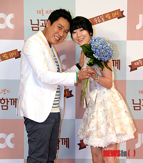 【서울=뉴시스】조수정 기자 = JTBC 프로그램 재혼미리보기 '님과함께' 기자간담회가 열린 16일 오후 서울 중구 순화동 호암아트홀에서 가상 부부인 방송인 이상민과 사유리(오른쪽)가 포즈를 취하고 있다.&nbsp; 결혼 경험이 있는 연예인들이 가상 재혼을 통해 황혼의 부부애와 재결합의 의미를 되새겨 보는 프로그램으로 매주 수요일 밤 11시 방송된다. 2014.09.16.&nbsp; chocrystal@newsis.com