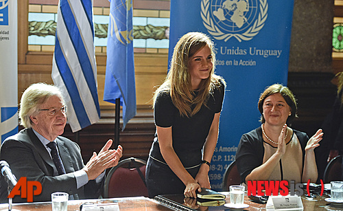 【몬테비데오=AP/뉴시스】지난 17일 자료사진으로 해리 포터 시리즈로 유명한 세계적 배우 엠마 왓슨이 유엔여성기구 친선대사로 우루과이 몬테비데오에 있는 의사당에서 진행된 유엔 여성기구 히포쉬(HeForShe) 운동에 대해 프레젠테이션을 마치고 인사하자 대닐로 아스토리 우루과이 부통령(왼쪽)과 굴덴 투르코즈 유엔 여성기구 사무총장(오른쪽)이 박수치고 있다. 왓슨이 유엔에서 여권 신장을 주제로 연설한 것을 두고, 최근 여성 연예인 나체 사진을 유출한 해커가 왓슨의 나체 사진도 공개할 것이라고 협박했다고 CNN이 23일(현지시간) 미국 인터넷 언론을 인용, 보도했다. 2014.09.24