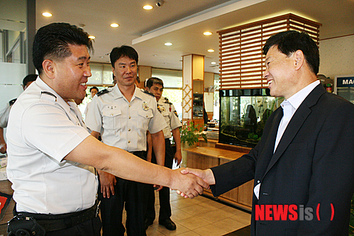 【춘천=뉴시스】박혜림 기자 = 18일 오전 강원 춘천경찰서(서장 손호중) 남부지구대(대장 박승호)가 특별 방범활동 노고 치하 및 하반기 기소중지자 검거 활동 평가에서 최우수지구대로 선정된 가운데 손호중 서장이 직원과 인사를 나누고 있다. 2014.09.18.&nbsp;&nbsp; hlpark@newsis.com&nbsp;&nbsp; 