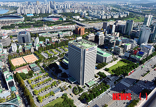 【서울=뉴시스】강진형 기자 = 현대자동차그룹이 삼성전자와 한국전력 부지 매입 컨소시엄에서 감정가의 3배가 넘는 10조5500억원에 낙찰을 받은 가운데 18일 오후 서울 강남구 삼성동에서 한국전력 부지가 보이고 있다. 2014.09.18.&nbsp; marrymero@newsis.com