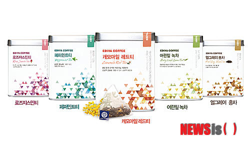 【서울=뉴시스】김민기 기자 = 이디야커피는 지난 1일 리뉴얼 출시한 '프리미엄 티(Tea) 5종'이 출시 보름 만에 1만여 개(1개 20티백)가 팔렸다고 18일 밝혔다. 이는 지난 한 해 판매량과 맞먹는 수준이다.&nbsp; 프리미엄 티는 기존에 판매되던 9종 중 '캐모마일 레드티', '페퍼민트티', '로즈쟈스민티', '어린잎 녹차', '얼그레이 홍차' 등 5종을 엄선해 간단한 티백으로 구성했다.&nbsp; 이디야커피 관계자는 "가을을 맞아 티 제품을 찾는 소비자의 증가와 추석 선물 등 선물에 적합한 디자인 리뉴얼이 판매량 급증의 원인으로 분석된다"고 말했다.&nbsp; kmk@newsis.com 