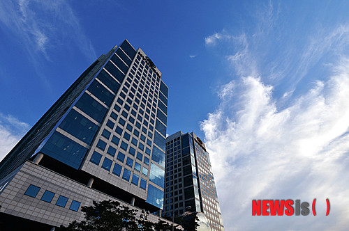 【서울=뉴시스】박문호 기자 = 현대차그룹이 현대차와 기아차, 현대모비스 등 3개 계열사가 컨소시엄을 구성해 축구장 12개 규모의 면적(7만9천342㎡)의 강남 노른자위 땅인 서울 삼성동 한국전력 부지를 감정가의 세 배 이상 많은 10조 5천 5백억 원에 낙찰 받았다.&nbsp; 현대차는 이 땅에 계열사들이 함께 들어서는 통합 사옥과 함께 자동차 전시장과 호텔, 국제 회의장 등을 짓겠다고 밝혔다. 사진은 18일 오후 서울 서초구 헌릉로 현대·기아차 본사의 모습. 2014.09.18.&nbsp; go2@newsis.com