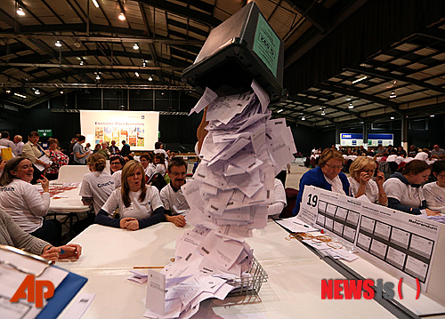 【애버딘(영국)=AP/뉴시스】2014년 9월18일(현지시간) 스코틀랜드 애버딘 개표소에서 투표함이 개봉되고 있는 모습. 이날 스코틀랜드 독립을 묻는 주민투표에서 반대 55.4%·찬성 44.6%로 스코틀랜드는 영국 연방에 남게 됐다. 2019.05.30.