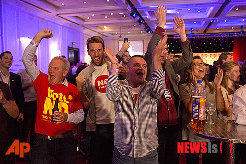 【글래스고=AP/뉴시스】스코틀랜드 독립 반대 지지자들이 2014년 9월19일 글래스고에 있는 한 호텔에서 스코틀랜드 독립 주민투표 부결 소식에 환호하고 있다. 수도 에든버러에서 셰틀랜드 제도까지 스코틀랜드 모든 주민이 이 역사적 순간에 참여했으며 영국의 다른 지역 주민도 307년 간 잉글랜드와의 관계가 끝날 수 있는 이 주민투표가 전례 없는 투표율을 기록하자 숨죽여 결과를 기다렸다. 2019.05.30.
